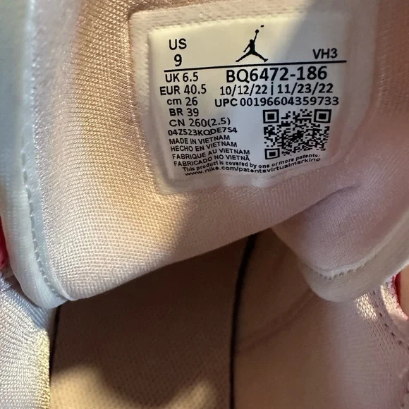 Woman’s Jordan’s Size 9 - Picture 3 of 5